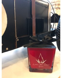 bougie parfumée cuir ambré carré grand rouge exclusive