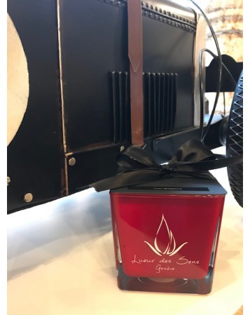 bougie parfumée oud des sens grand carré rouge exclusive