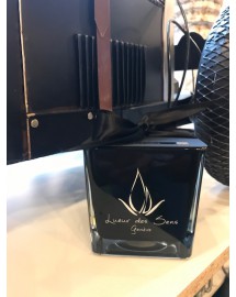 bougie parfumée oud des sens carré noir grand exclusive