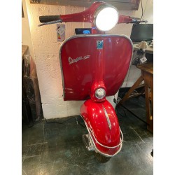 avant de vespa rouge