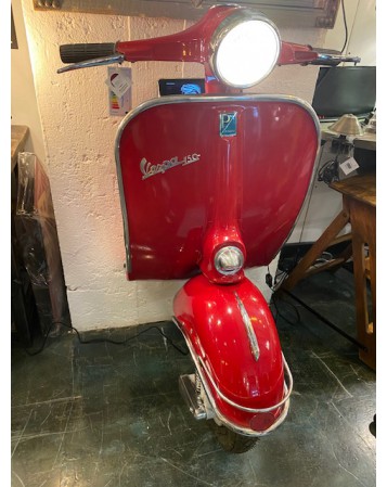 avant de vespa rouge